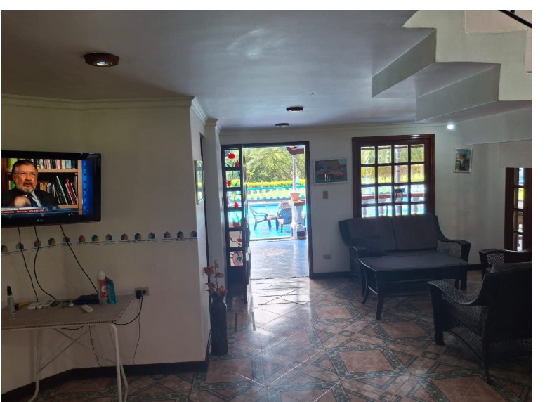 Sala social interior con salida hacia la piscina