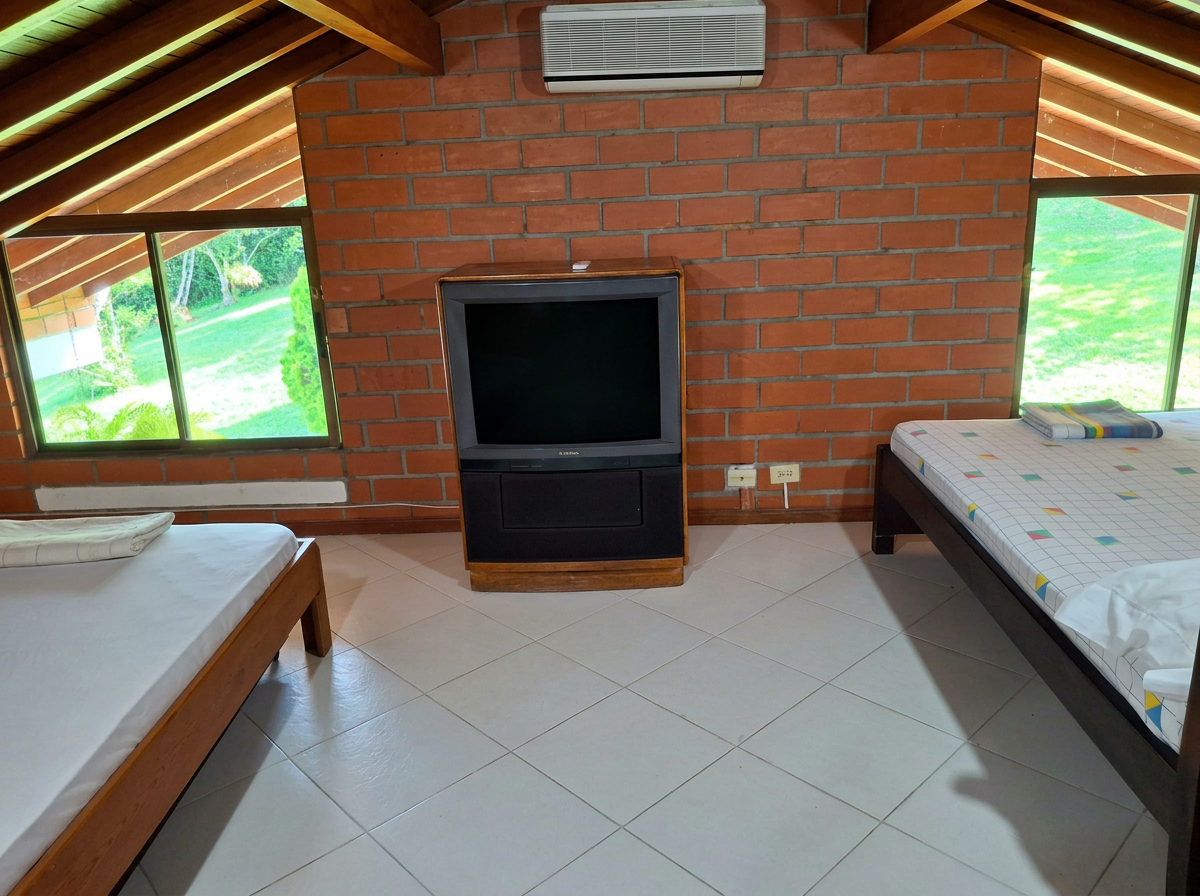 Habitación amplia con aire acondicionado