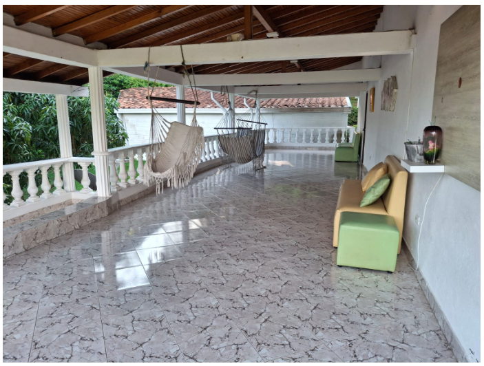 Terraza cubierta con hamacas y sofás