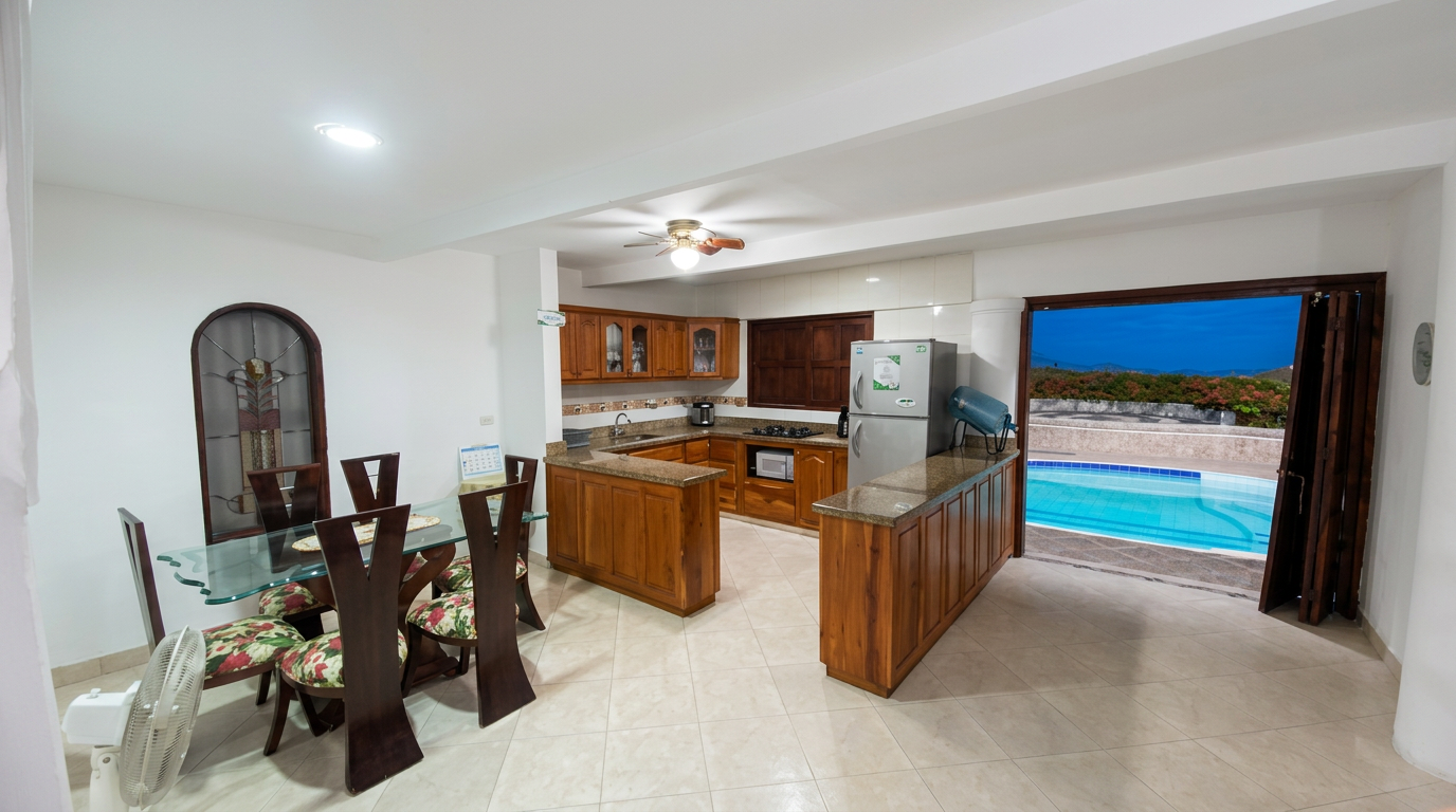 Cocina dotada con vista a la piscina