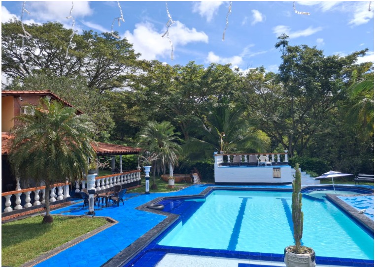 Piscina principal de Casa Genova con zona de descanso