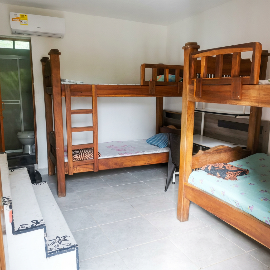 Habitación con camarotes dobles y baño privado