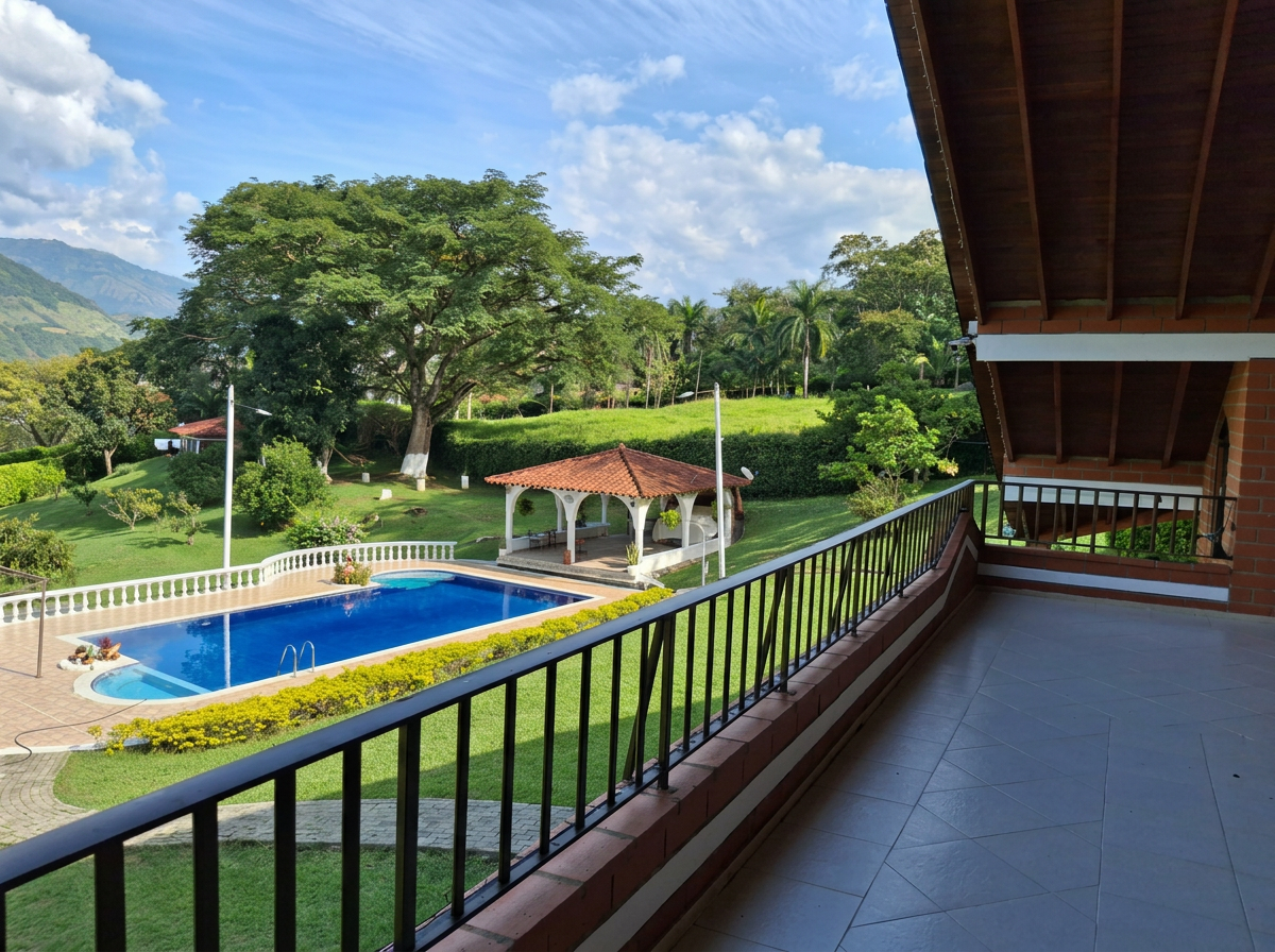 Balcón con vista panorámica a la piscina
