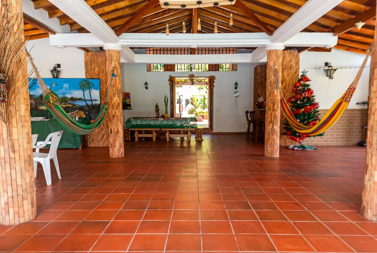 Kiosco amplio con hamacas y zona social