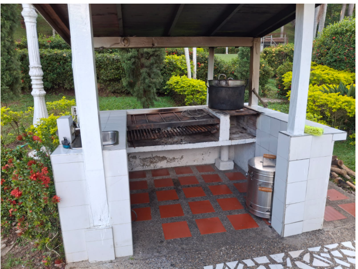 Kiosco con asador al carbón y barril