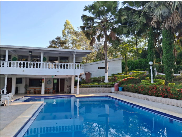 Casa principal de Casa Blanca con balcón y piscina