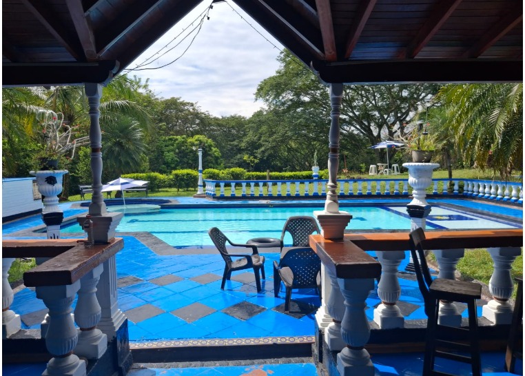 Terraza cubierta con vista a la piscina