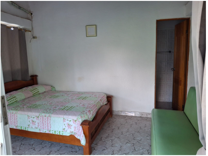 Habitación con cama doble y baño privado