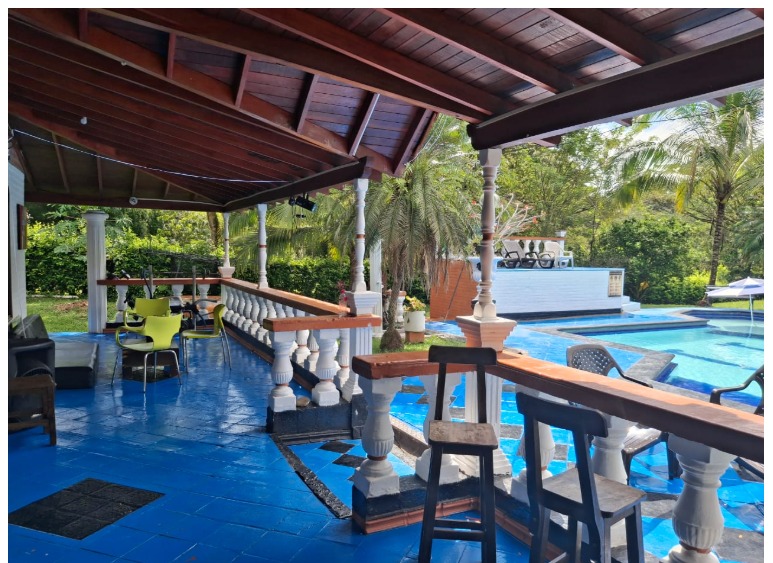 Corredor y kiosco junto a la piscina